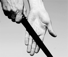 diagonally_in_the_hand Put the club diagonally in your hand.