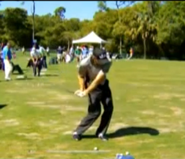 Jim Furyk sliding his hips and knees in the downswing,